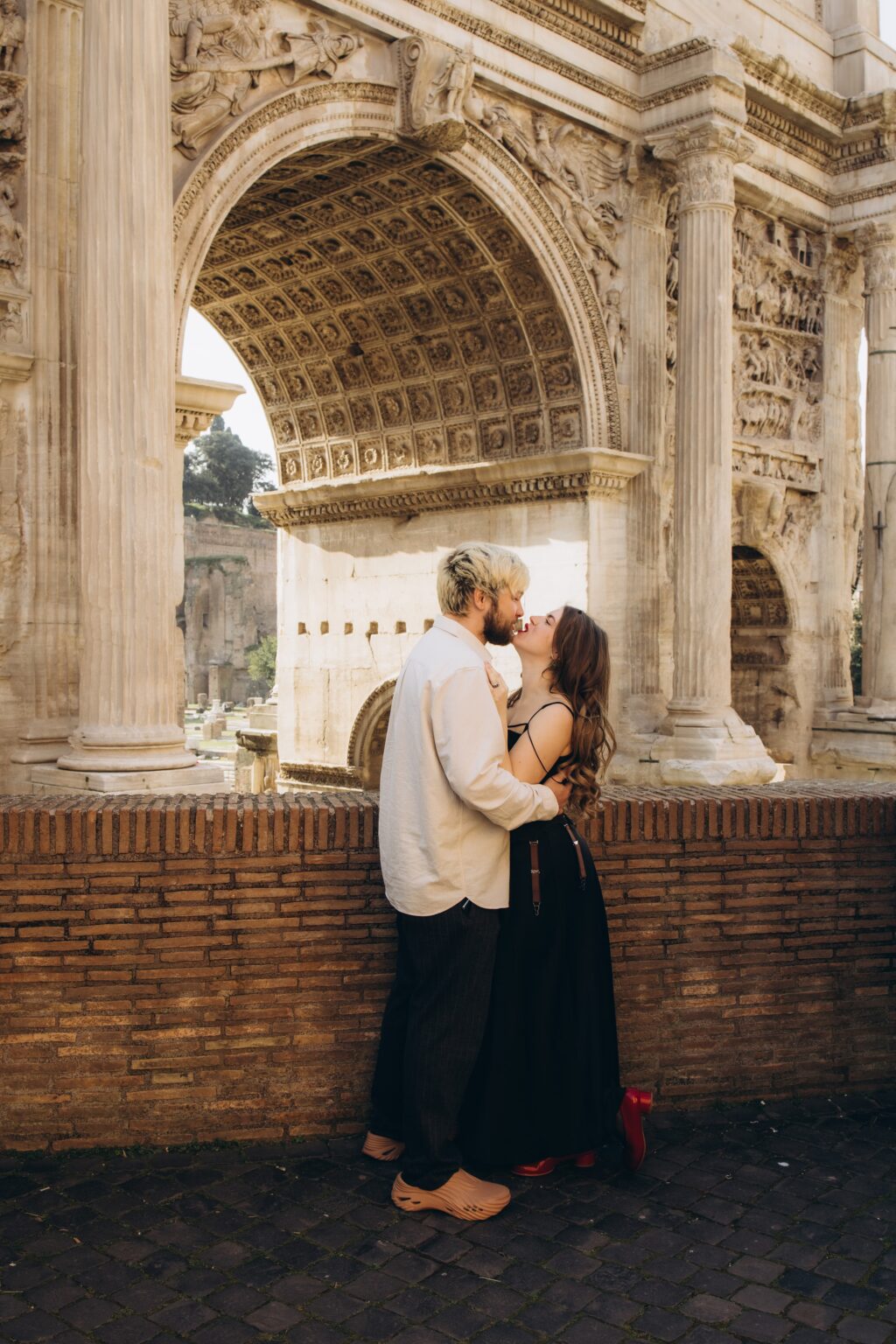 A kiss under the Arch of Septimius Severus