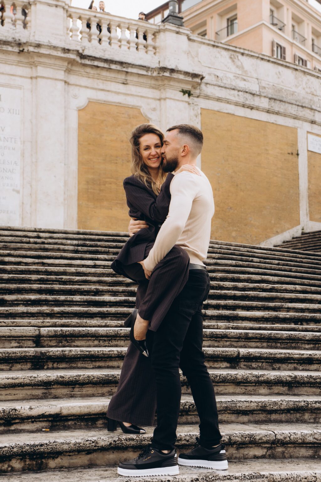 He lifts her on the Spanish Steps