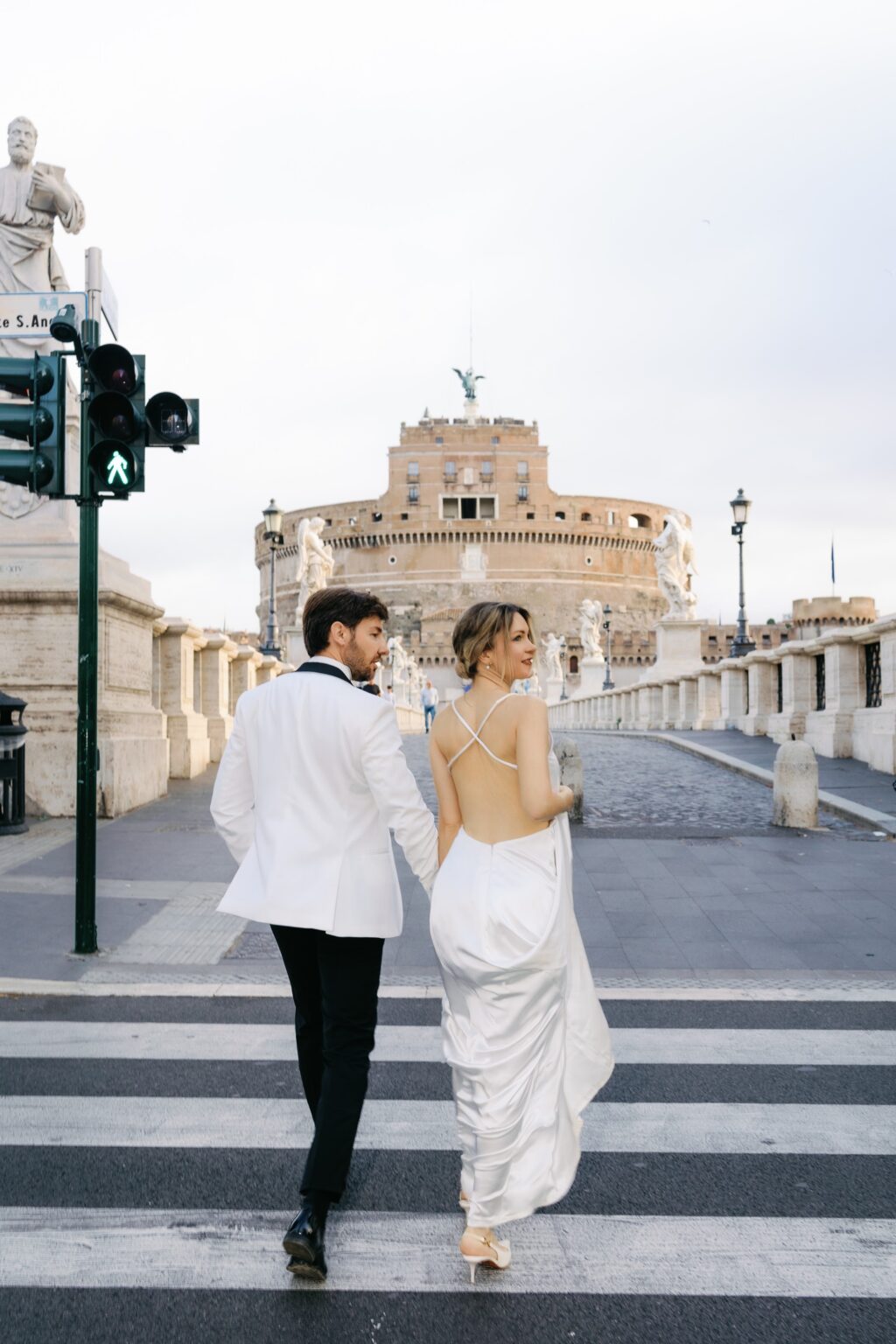Bride and groom crossing the road towards Castel Sant'Angelo