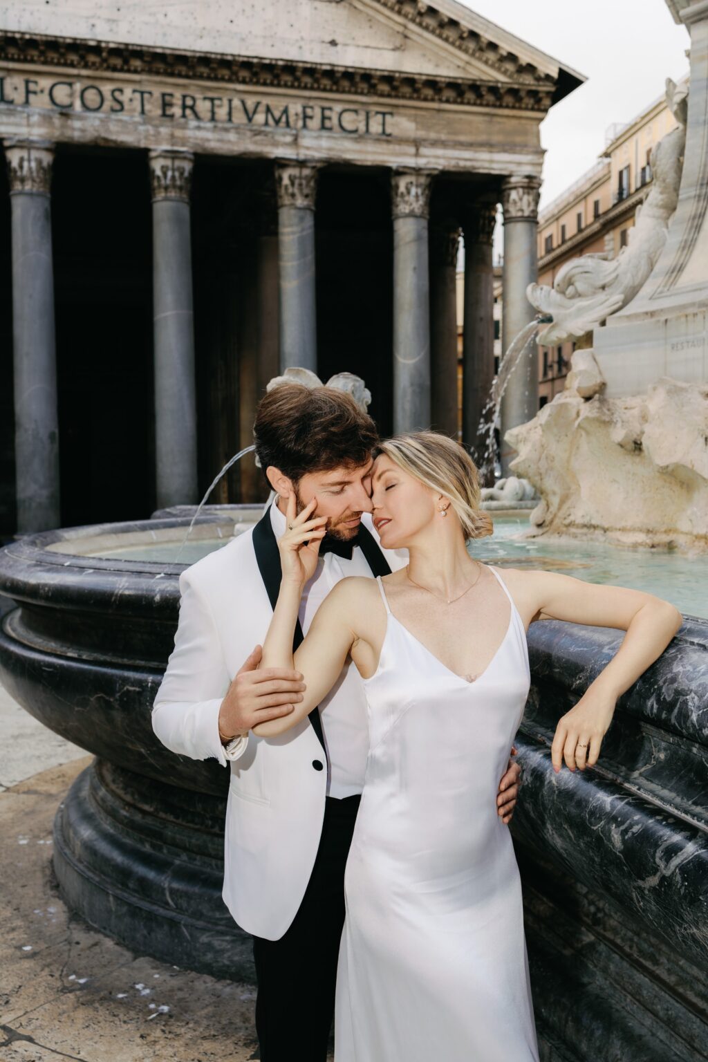 Bride and groom by the fountain in front of the Pantheon